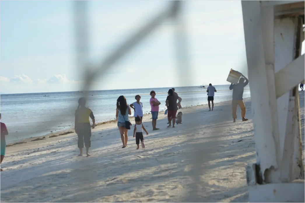 Detail Family Vacation Beach Walking Candid Number 15