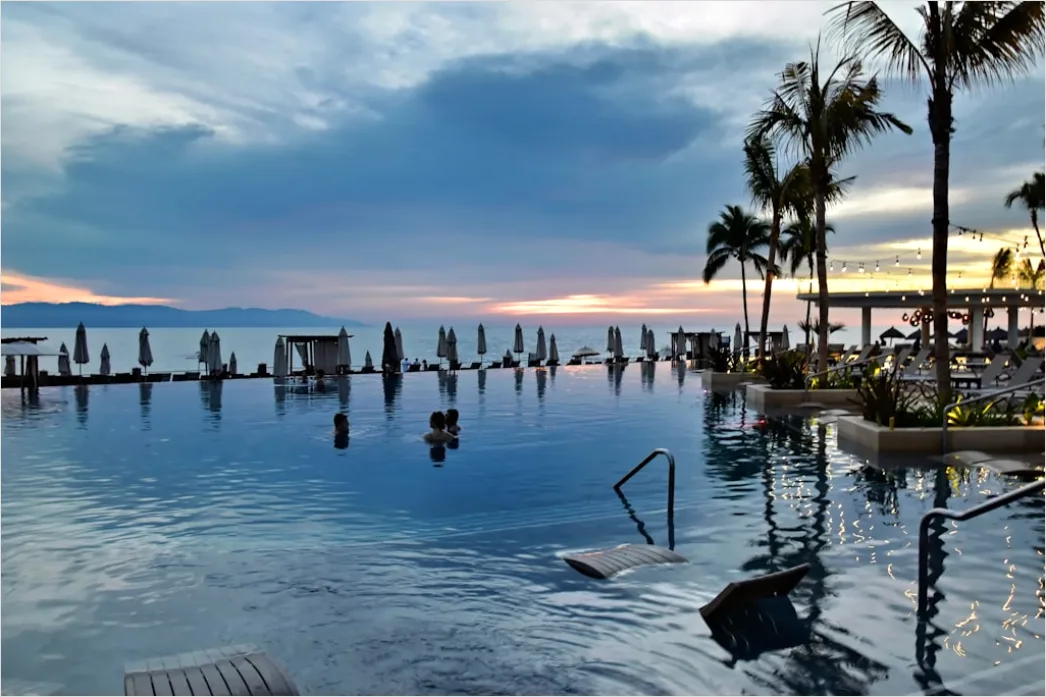 Detail Luxury Resort Infinity Pool Sunset Number 9