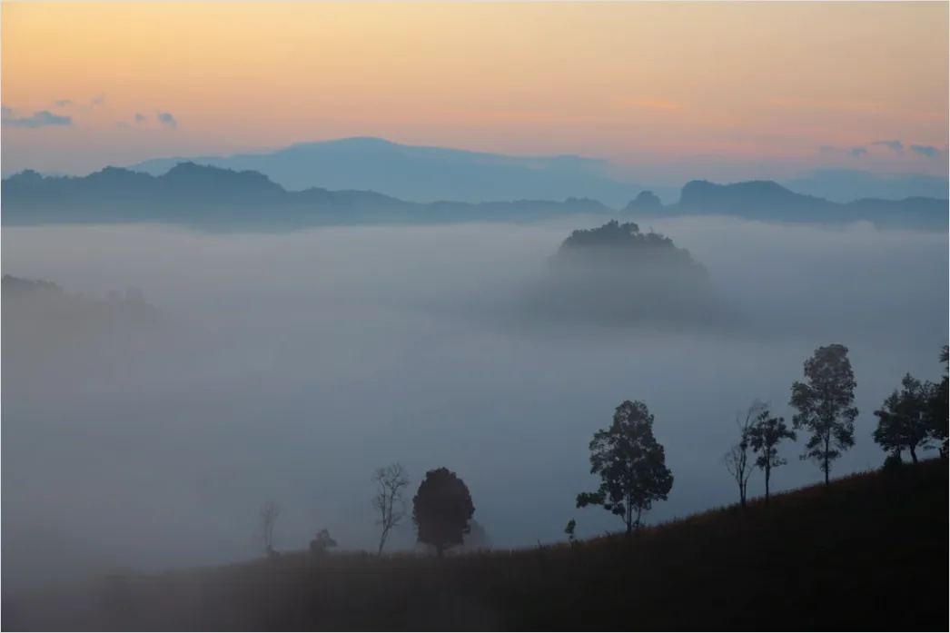 Detail Misty Mountain Valley Sunrise View Number 4