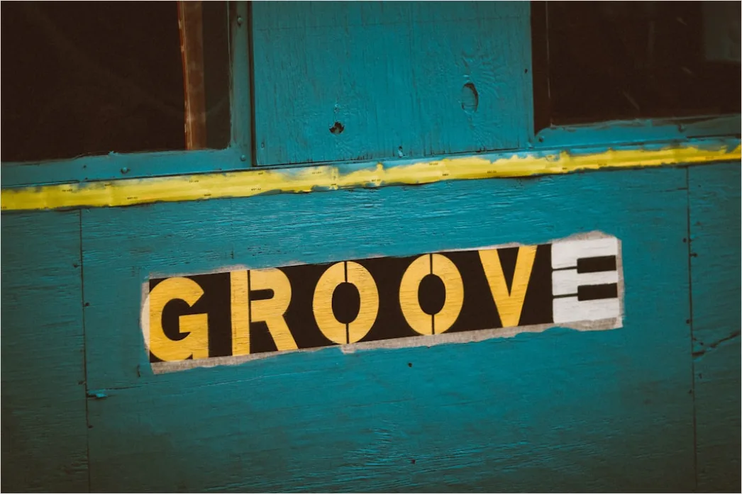 Detail Retro Groovy Font Poster Number 3