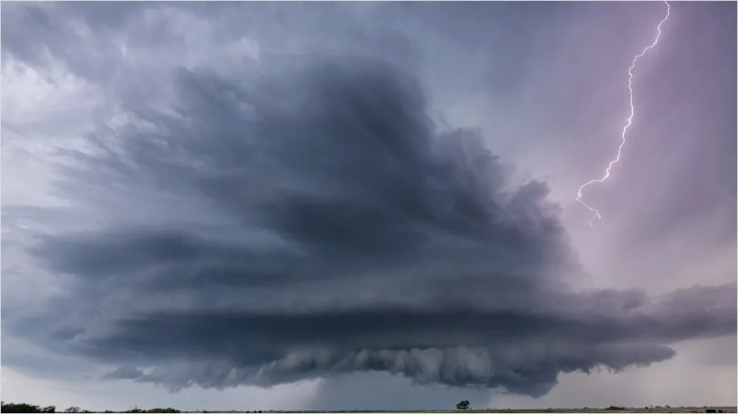 Detail Supercell Thunderstorm Rotating Cloud Base Number 4