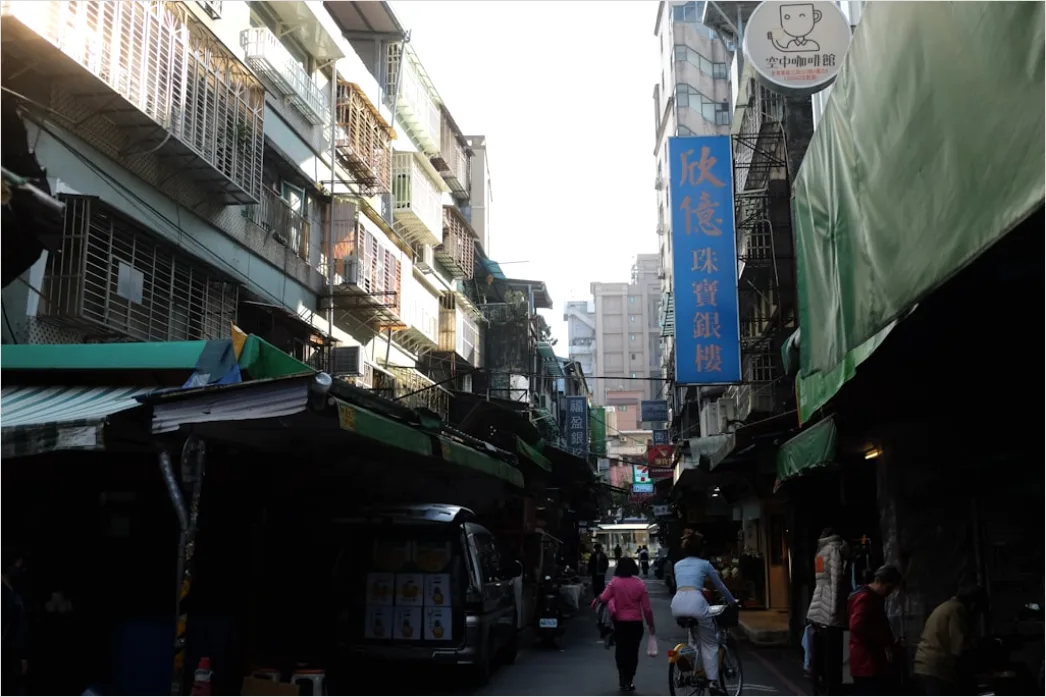 Detail Taipei Night Market Street Scene Number 10