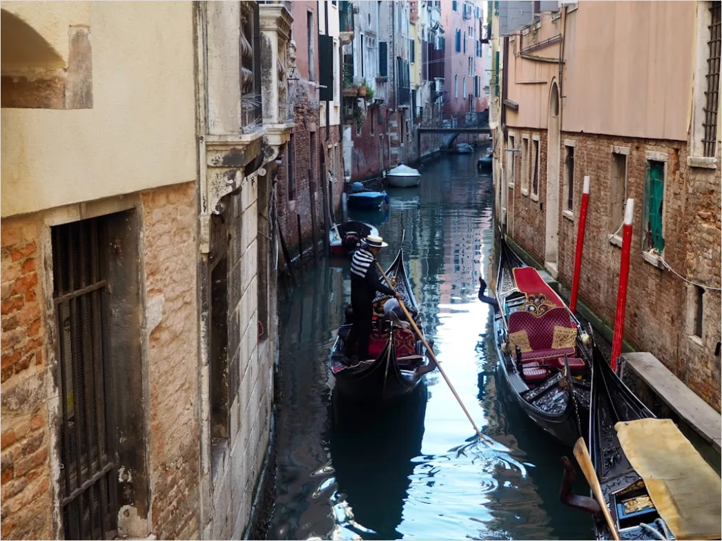Detail Venice Gondola Canal Morning Light Number 16
